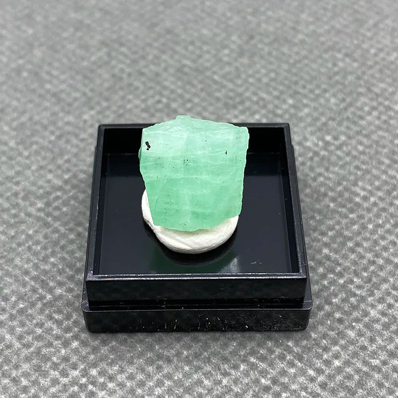 100% Natural green emerald mineral gem-grade crystal specimens stones and crystals quartz crystals +Box 27*27*25m'm