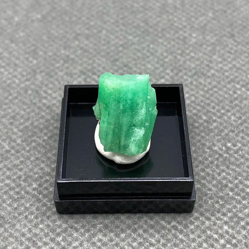 100% Natural green emerald mineral gem-grade crystal specimens stones and crystals quartz crystals +Box 27*27*25m'm
