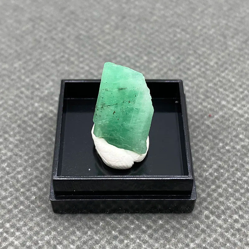 100% Natural green emerald mineral gem-grade crystal specimens stones and crystals quartz crystals +Box 27*27*25m'm