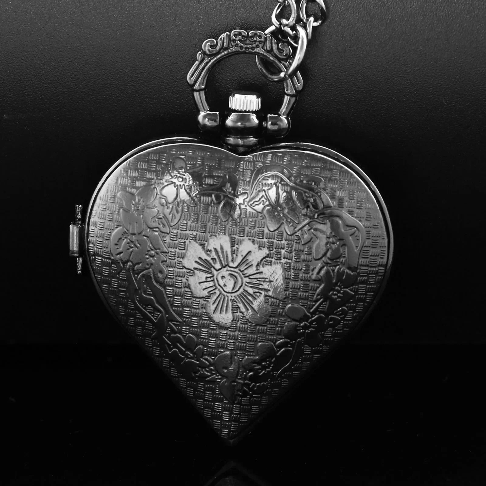 Exquisite Hollow Heart Design Pocket Watch Chain Steampunk Clock Vintage Necklace Pendant Jewelry Necklace Watch Men Women Gift