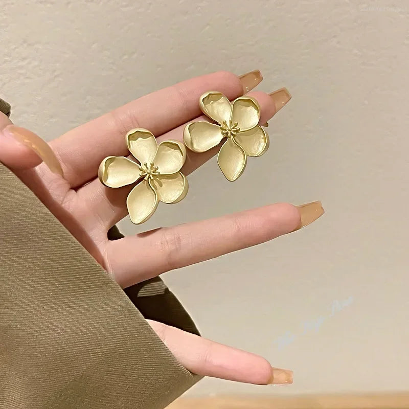 Europe and The United States Women Jewelry Flower Earrings New Temperament Pendant Earrings Girls Senior Sense of Party Jewelry