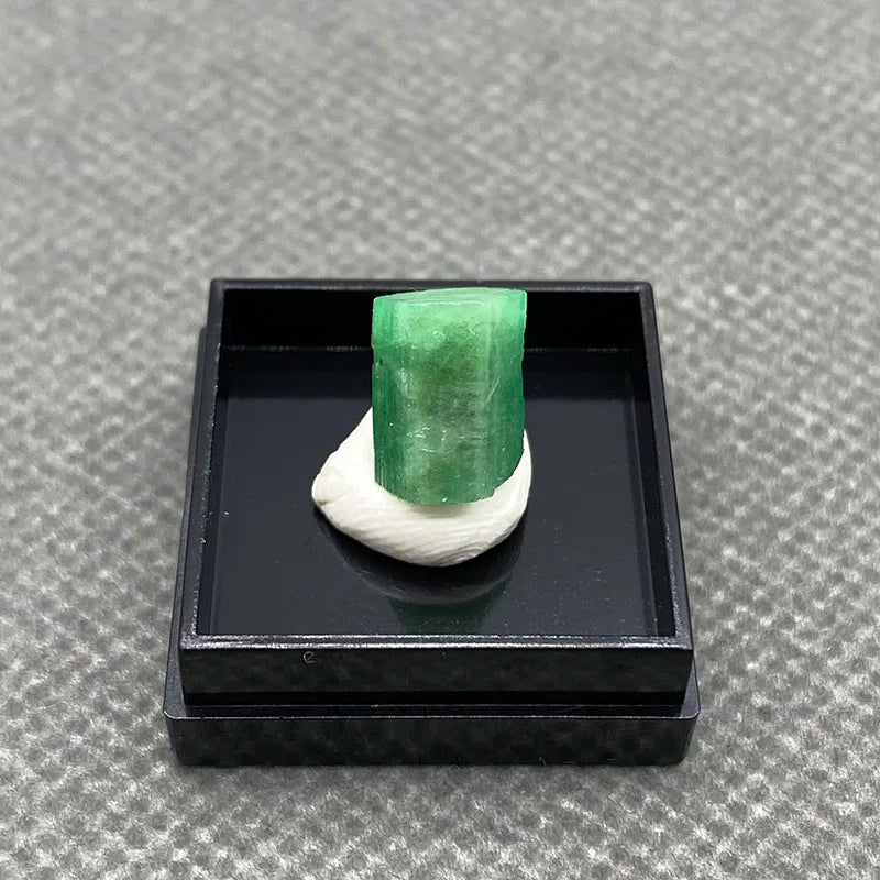 100% Natural green emerald mineral gem-grade crystal specimens stones and crystals quartz crystals +Box 27*27*25m'm