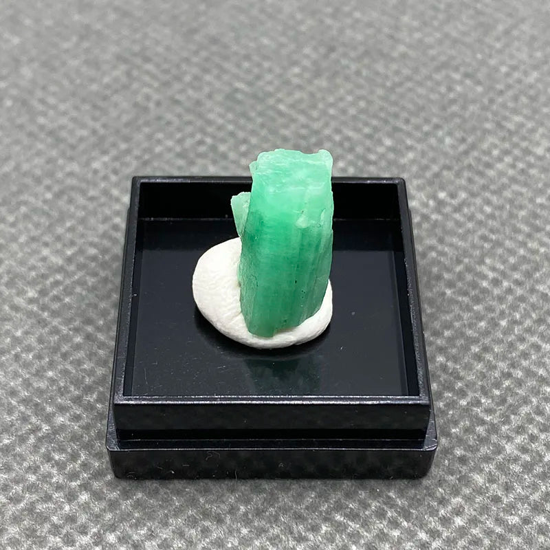 100% Natural green emerald mineral gem-grade crystal specimens stones and crystals quartz crystals +Box 27*27*25m'm
