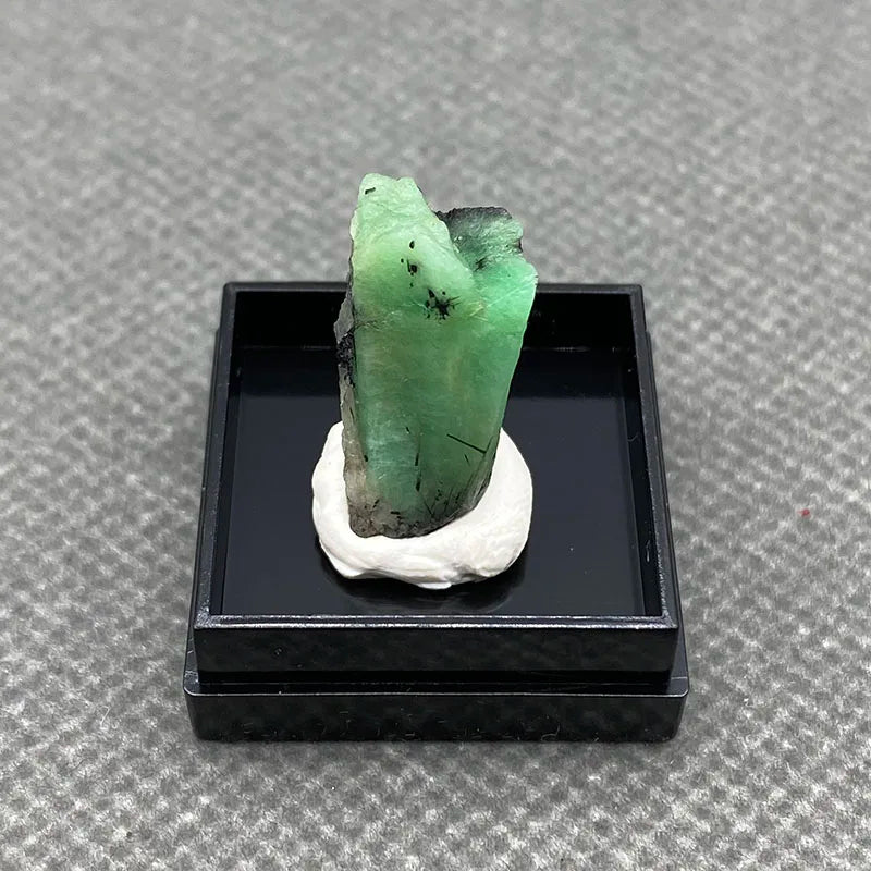 100% Natural green emerald mineral gem-grade crystal specimens stones and crystals quartz crystals +Box 27*27*25m'm