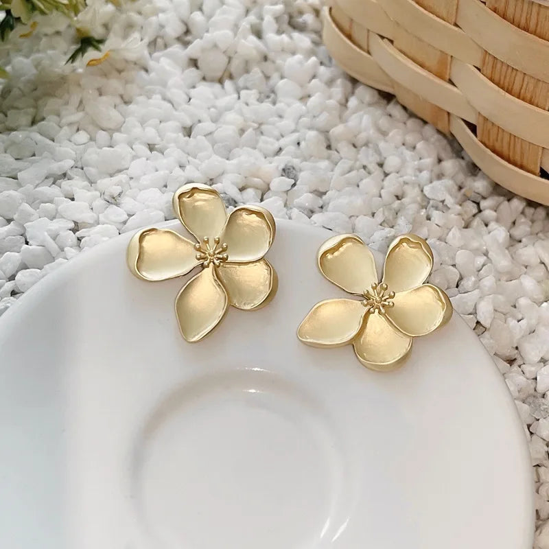 Europe and The United States Women Jewelry Flower Earrings New Temperament Pendant Earrings Girls Senior Sense of Party Jewelry