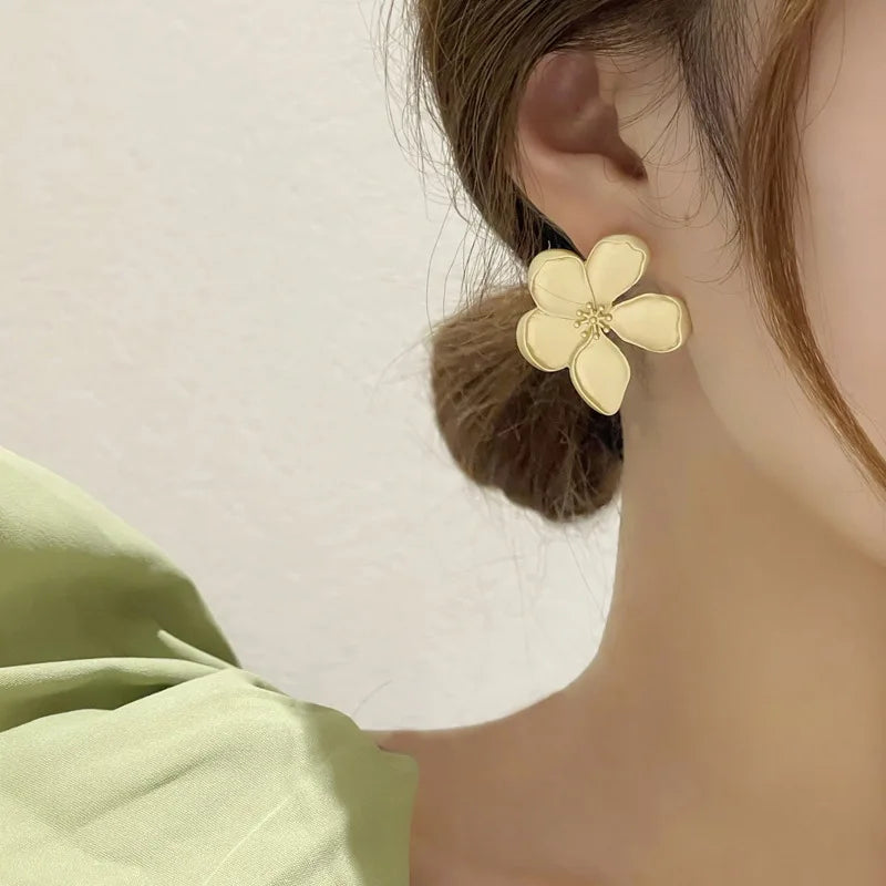 Europe and The United States Women Jewelry Flower Earrings New Temperament Pendant Earrings Girls Senior Sense of Party Jewelry