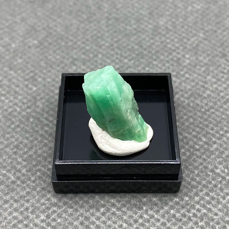 100% Natural green emerald mineral gem-grade crystal specimens stones and crystals quartz crystals +Box 27*27*25m'm