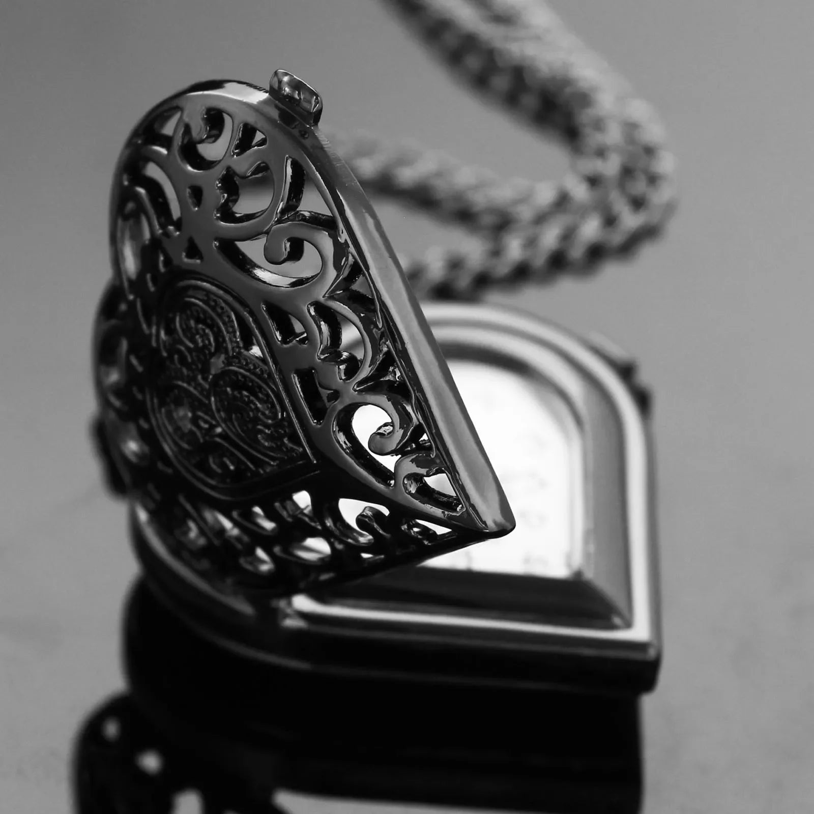 Exquisite Hollow Heart Design Pocket Watch Chain Steampunk Clock Vintage Necklace Pendant Jewelry Necklace Watch Men Women Gift