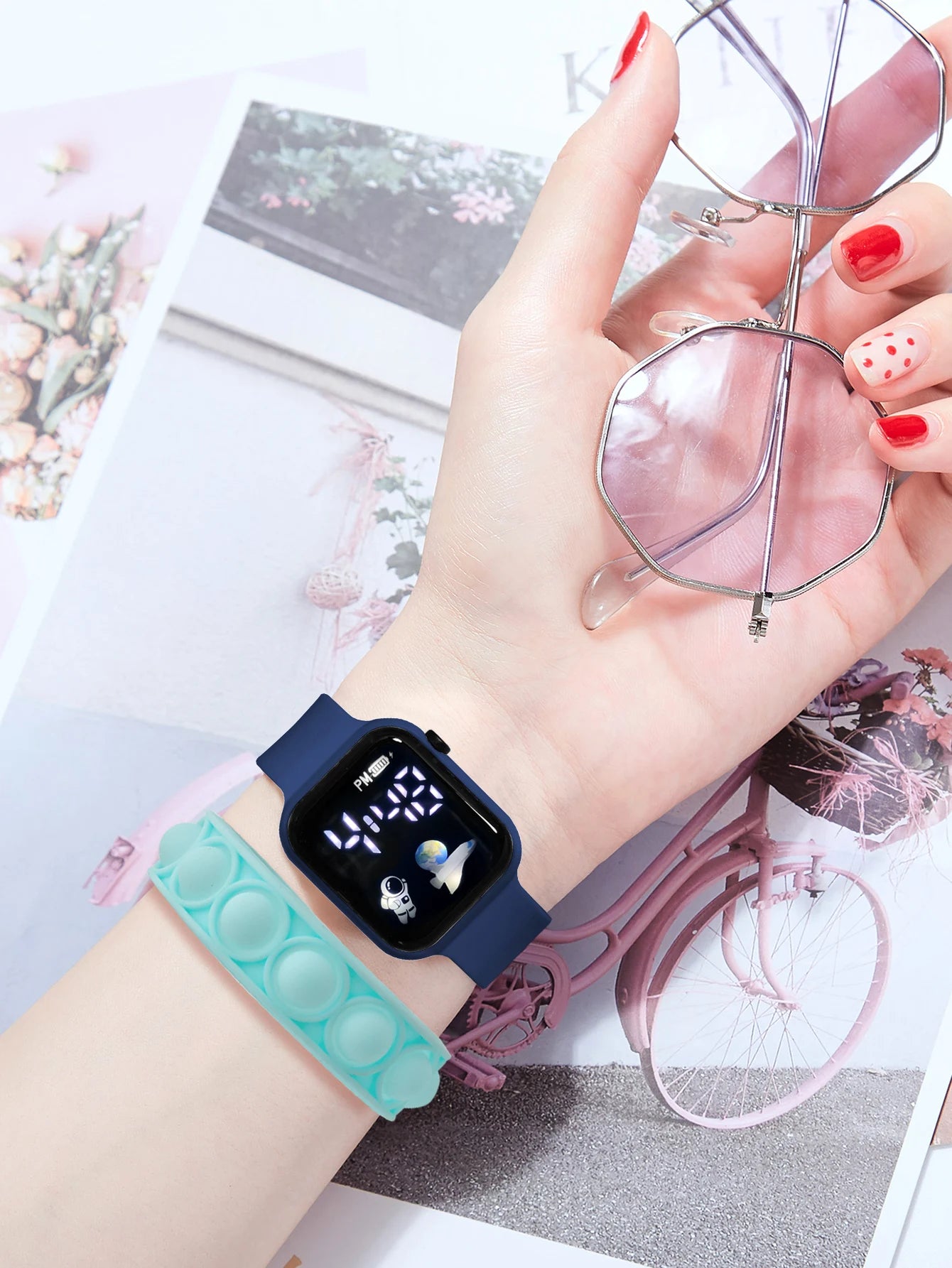2PCS Children's Smart Watch Bracelet Simple and Fashionable Student Outdoor Sports Electronic Watch Gift for Boys and Girls
